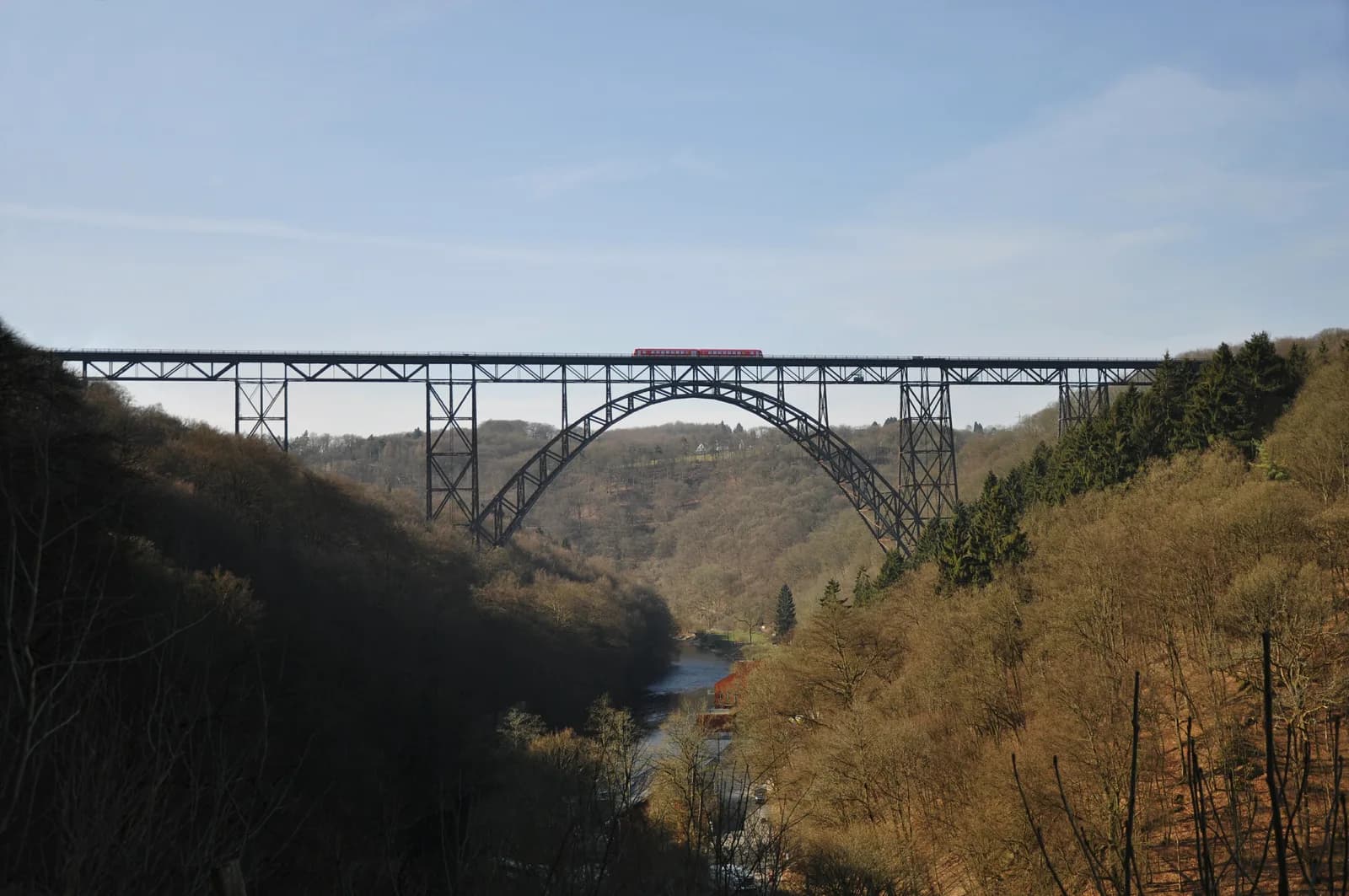 Müngstener Brücke über dem Wuppertal bei Solingen mit Zug